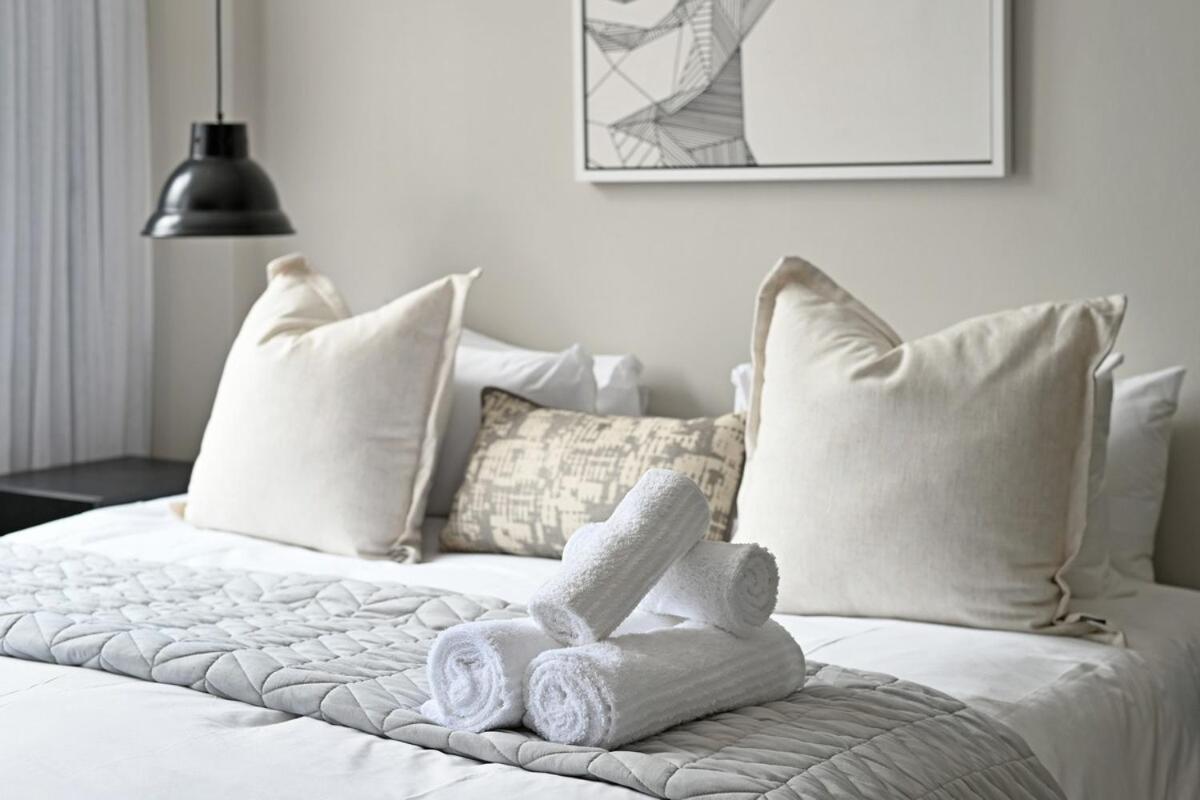 Apartment Elevated Luxury 2-bed With Elevator Access *