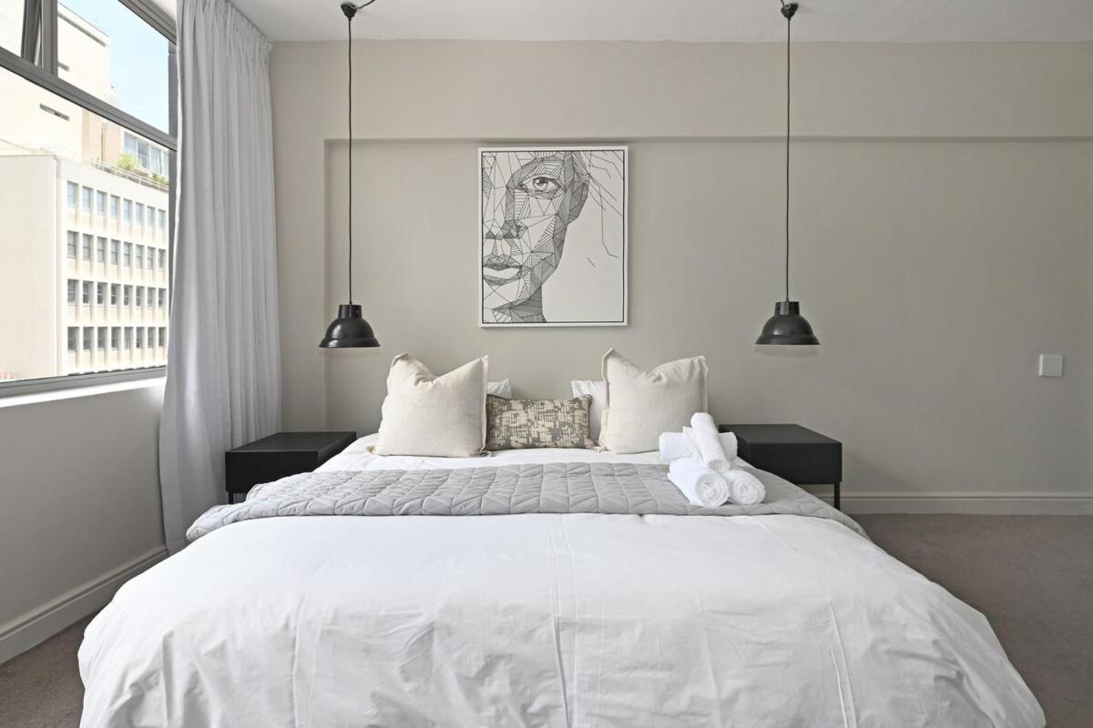 Elevated Luxury 2-bed With Elevator Access Apartment *
