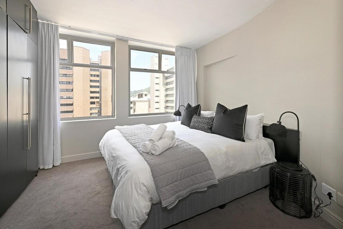 Elevated Luxury 2-bed With Elevator Access Apartment *