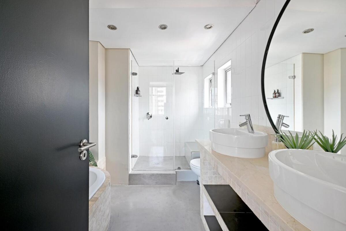 Elevated Luxury 2-bed With Elevator Access Apartment Cape Town