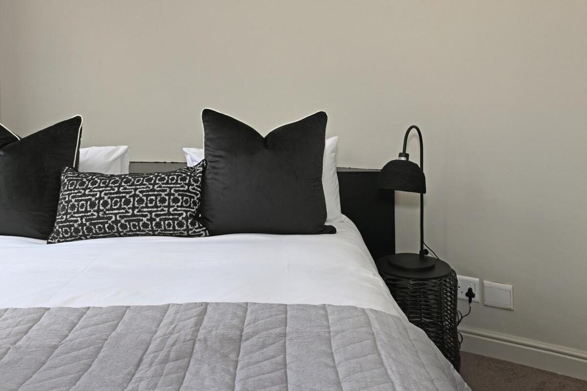Elevated Luxury 2-bed With Elevator Access Apartment *