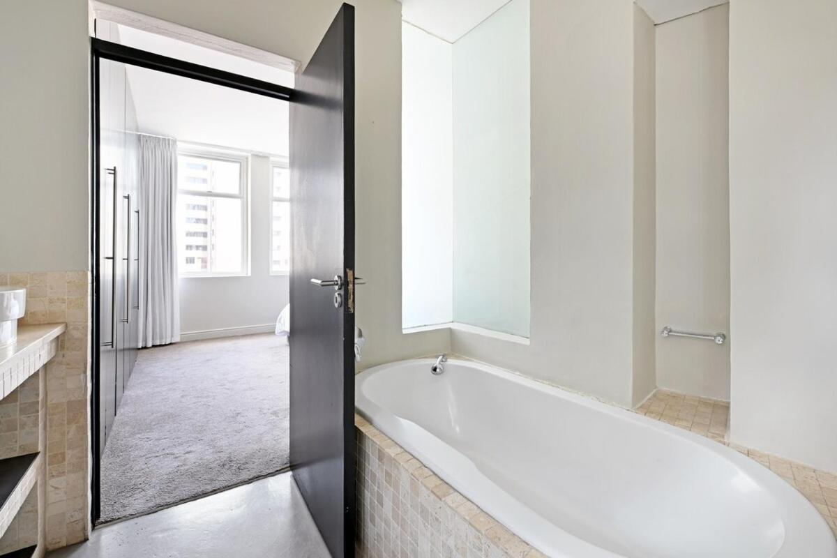 Apartment Elevated Luxury 2-bed With Elevator Access *